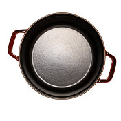 Казан — массивная сковорода с толстыми стенками и дном. Классический казан — из чугуна или глины, поэтому его можно смело отправлять на открытый огонь. В казане, помимо плова, можно готовить все что угодно: мясо, рыбу, крупы и овощи — и добавлять при этом минимум масла.