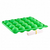 Силиконовая форма для леденцов помогает приготовить разом большое количество конфет на палочке. Формы чаще всего производят из пищевого силикона: он хорошо держит форму и не прилипает к леденцам.