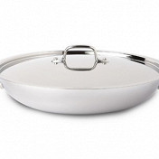 Свое название паэлья получила от одноименной сковородки. То есть это как если бы плов называли казаном. При этом паэлью всегда готовят из риса и почти всегда с шафраном, но вовсе необязательно в специальной сковороде paella. И не в специально предназначенных для паэльи сковородках она тоже получается очень даже неплохо. В отличие опять-таки от плова, который без хорошего казана просто-напросто невозможен, как ни суетись с рисом, зирваком и прочими важными атрибутами.