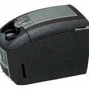 Кроме вместительных и не очень, но работающих исключительно на перевозку и доставку еды и напитков, существуют еще холодильники, которые и не предназначены для выноса из машины (хотя, впрочем, и к ним можно прикрепить ремень и превратить их в подобие сумки), например, Ezetil AutoBoardBar. В него помещается 8 банок кока-колы и пара больших бутербродов. Зато он удобно размещается между водительским и пассажирским креслами, служит подлокотником и баром во время пути — практически обязательно в каждой модели есть углубления для стаканов и банок.