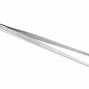 Очистить от чешуи и выпотрошить рыбу теоретически можно без специальных приспособлений. Сложнее с костями — вся прелесть филе в том, чтобы не вытаскивать то и дело изо рта назойливые иголки. Руками извлечь все кости практически невозможно, для этого лучше обзавестись кулинарным пинцетом. Им, кроме того, можно поправить украшение на торте или вытащить из кипятка какую-нибудь мелочь.