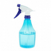 Чтобы хлебная корка не пересохла, ее нужно увлажнять до и в процессе готовки. Вариантов есть несколько. Во-первых, надо смазывать водой перед выпеканием. Если тесто нежно, это лучше делать не кистью, а обычным пульверизатором. Им же можно пользоваться и когда тесто уже в духовке — только не в первые десять минут, когда духовку лучше не открывать. Еще хорошо поставить в печь вместе с хлебом блюдо с водой.