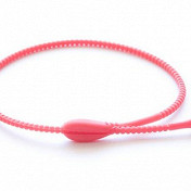 Чтобы запеченная птица получилась сочной, а мясо при этом сохранило плотность, тушку надо связать — скрепить ноги и крепко примотать крылья. Делают это кулинарной нитью или силиконовыми жгутиками, которые хороши тем, что их можно использовать много раз.