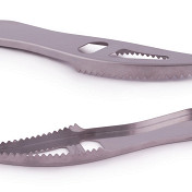 Разновидностей ножей для очистки рыбы огромное количество. Все они разные по форме и способу применения, также различается и функциональность. Большинство ножей для очистки рыбы представляют собой обычный нож, но с отверстием посередине лезвия. Также популярны «рыбоглазы», которые напоминают карманный фен для волос, с помощью зубчиков они удерживают чешую и не дают ей разлететься по всей кухне.