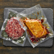 Су-вид. С помощью су-вида можно готовить пищу в вакууме на низких температурах. Это помогает сохранить больше полезных веществ в продукте и сделать то же мясо очень нежным и мягким.