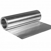 Фольга – отличный способ для запекания мяса, рыбы, птицы, овощей. Она равномерно распределяет тепло, не дает испариться соку, поэтому блюдо в фольге полностью запекается и не пригорает. У фольги две стороны: матова и глянцевая. Неважно, в глянцевую или матовую сторону заворачивать ингредиент для готовки, разница минимальна. Но есть повара, которые считают, что глянцевая сторона лучше сохраняет тепло, поэтому для идеального приготовлениямяса, птицы или рыбы в фольге их лучше помещать на глянцевую сторону.