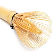 Венчик для матчи называется «тясен», и делают его из цельного куска бамбука, и ворсинки у венчика тоже бамбуковые. Благодаря ему можно взбивать порошок матчи в пенку — такого эффекта не получится добиться ни одним другим кухонным инструментом.