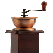 Кофемолки бывают разные: ручные, электрические и с регулировкой степени помола. Помимо очевидного, в этом гаджете можно перемалывать сахар в пудру, но категорически не рекомендуем проделывать то же самое со специями — их частички могут остаться в лопастях и устроить неприятный сюрприз.