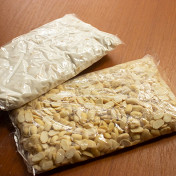 Вакуумирование — прекрасная техника для сохранения продуктов и продления срока их жизни. Вакуумные пакеты различаются по своей плотности. В более крепких, например, лучше всего хранится мясо на кости и тушки дичи, а менее прочные используют, как правило, для мягких продуктов без острых углов. Также вакуумные пакеты пригодятся для приготовления блюд в технике су-вид.