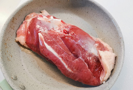 Фото шага рецепта Сочная утиная грудка 191165 шаг 2  