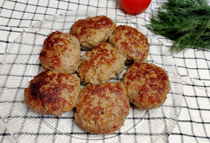 Фото шага рецепта Простые котлеты домашние 191216 шаг 10  