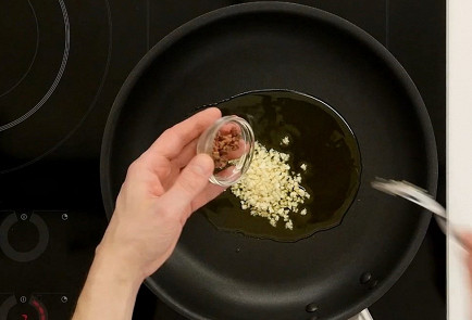 Фото шага рецепта Спагетти алла путтанеска 28035 шаг 3  