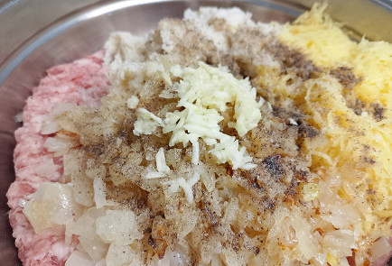 Фото шага рецепта Простые котлеты домашние 191216 шаг 7  