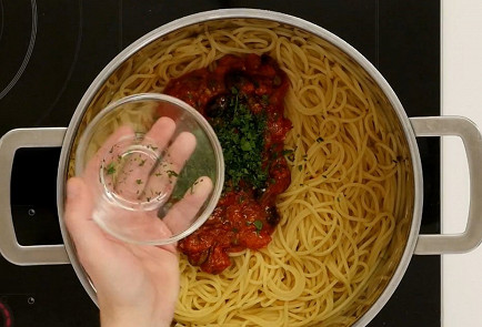 Фото шага рецепта Спагетти алла путтанеска 28035 шаг 9  