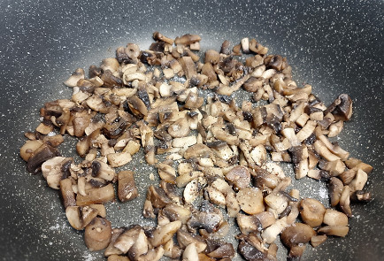 Фото шага рецепта Слойка с грибами и сыром 191221 шаг 1  