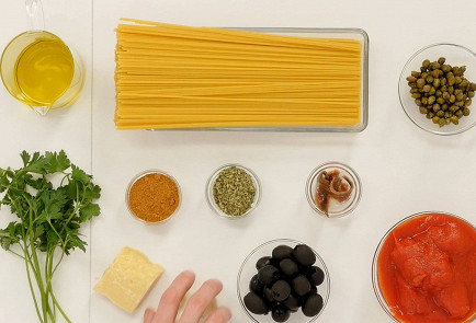 Фото шага рецепта Спагетти алла путтанеска 28035 шаг 1  