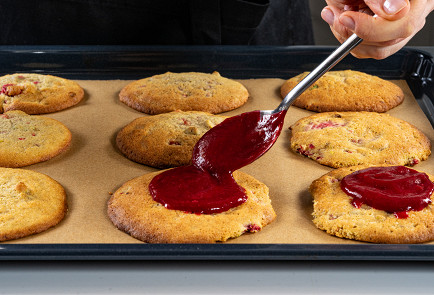 Фото шага рецепта Крамбл куки с фисташкой и малиной 191198 шаг 11  