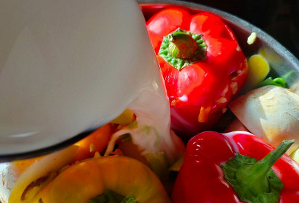 Фото шага рецепта Фаршированные перцы с рисом грибами и овощами 191137 шаг 21  