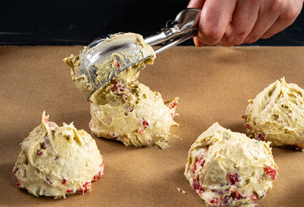 Фото шага рецепта Крамбл куки с фисташкой и малиной 191198 шаг 7  