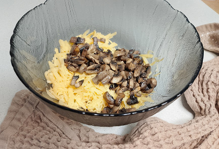 Фото шага рецепта Слойка с грибами и сыром 191221 шаг 2  