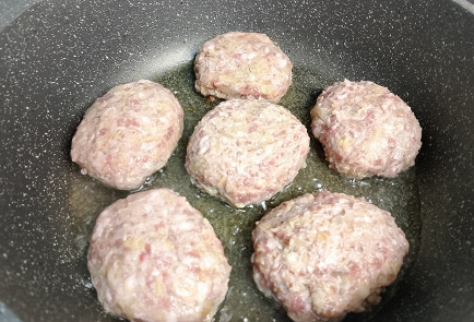 Фото шага рецепта Простые котлеты домашние 191216 шаг 9