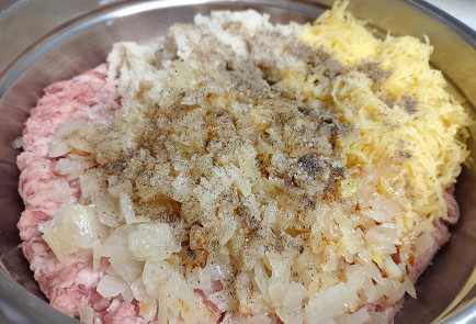 Фото шага рецепта Простые котлеты домашние 191216 шаг 6