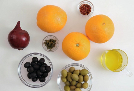 Фото шага рецепта Салат из апельсинов 28389 шаг 1  