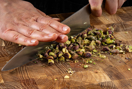 Фото шага рецепта Крамбл куки с фисташкой и малиной 191198 шаг 2  