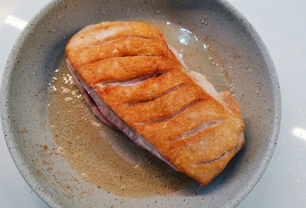 Фото шага рецепта Сочная утиная грудка 191165 шаг 6  