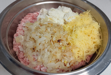 Фото шага рецепта Простые котлеты домашние 191216 шаг 5