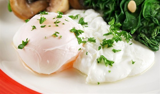 Фото рецепт Яйцо пашот со шпинатом и острым маслом