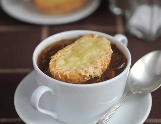 Фото рецепт Французский луковый суп с тимьяном и сырными тостами