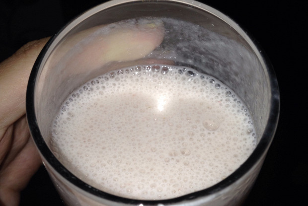 Фото рецепт Смузи с бананом и клубникой