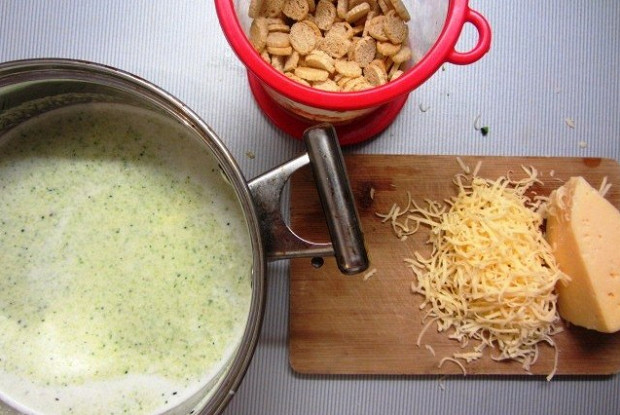 Фото рецепт Суп-пюре из цветной капусты с пармезаном