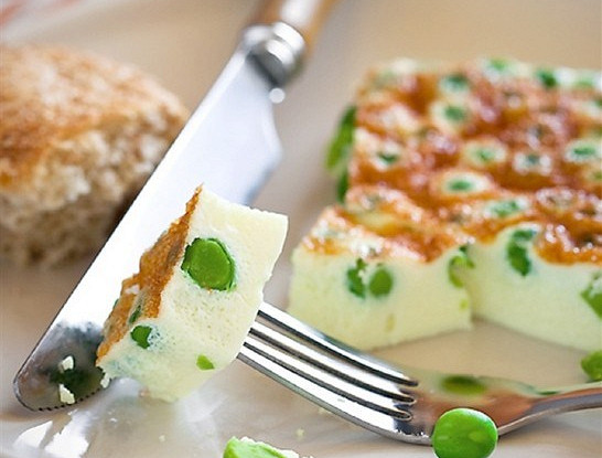 Фото рецепт Мятный омлет с зеленым горошком