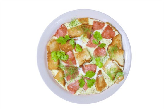 Фото рецепт Омлет с сухариками и колбасой