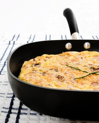 Фото рецепт Омлет с куриной печенью и помидорами