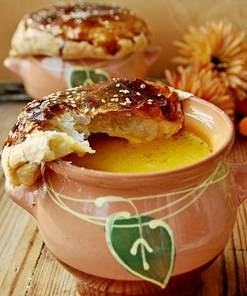 Фото рецепт Тыквенный суп с креветками в горшочках, под слоеными крышечками