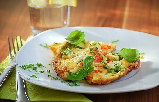 Фото рецепт Омлет с беконом, пармезаном и зеленью