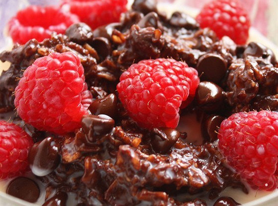 Фото рецепт Шоколадная овсяная каша с малиной