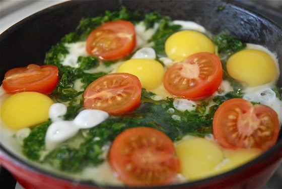 Фото рецепт Яичница с перепелиными яйцами, шпинатом и помидорами черри