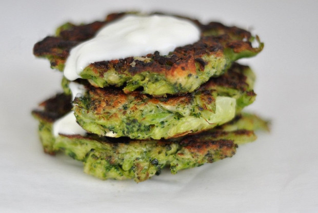 Фото рецепт Оладьи из брокколи с сыром