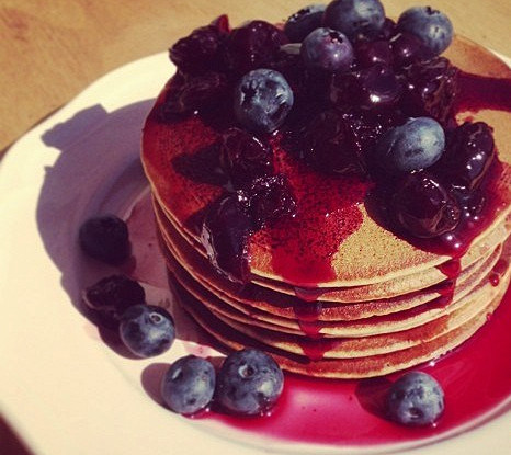 Фото рецепт Шоколадные панкейки с голубикой