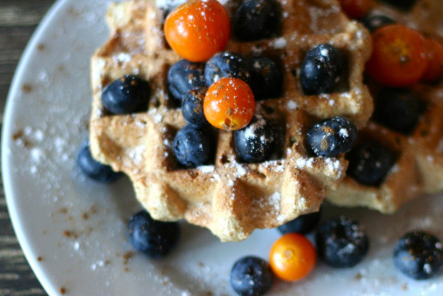 Фото рецепт Толстые вегетарианские вафли из кешью и овсянки