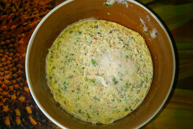 Фото рецепт Омлет в микроволновке с зеленью и тертым сыром