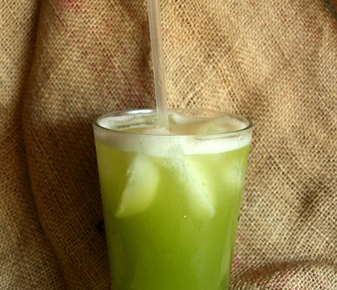 Фото рецепт Свежевыжатый сок из яблока, сельдерея и мяты