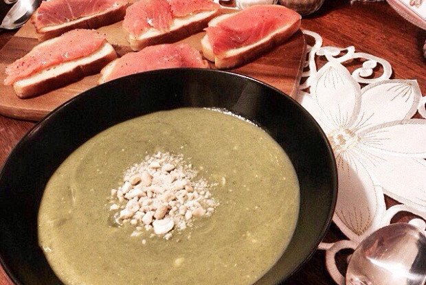 Фото рецепт Суп-пюре из брокколи и шпината с плавленым сыром