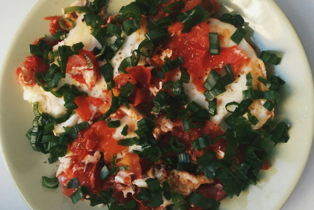 Фото рецепт Яичница с помидорами на сливочном масле