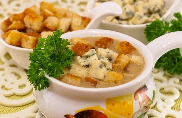 Фото рецепт Суп с грибами, сухариками и сыром с благородной плесенью