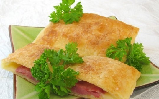 Фото рецепт Слоеные пирожки с сыром и ветчиной